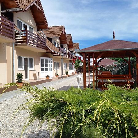 Petrovics Apartmanhaz 1 บุค ภายนอก รูปภาพ