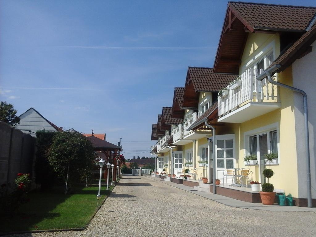 Petrovics Apartmanhaz 1 บุค ภายนอก รูปภาพ