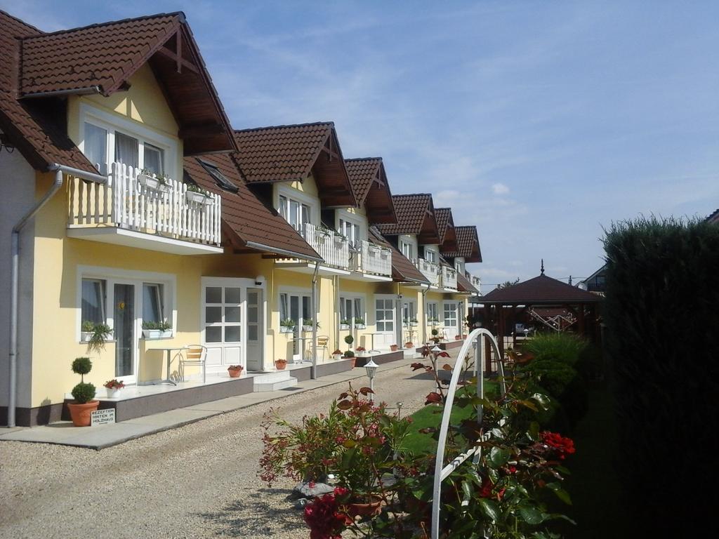 Petrovics Apartmanhaz 1 บุค ภายนอก รูปภาพ